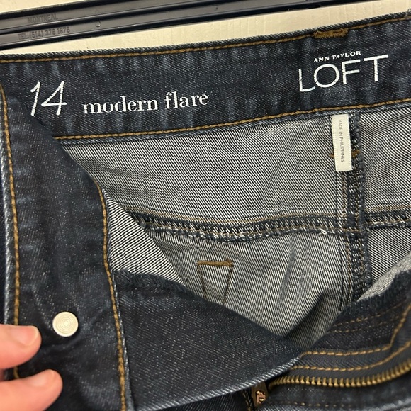 Anne Taylor LOFT Women's Flared Blue Jeans, Sz 14 - Picture 3 of 6